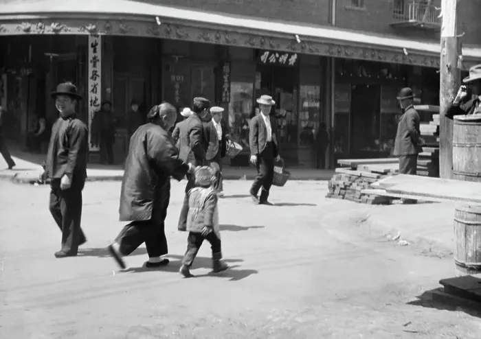 Framed Print : Street scene, Chinatown, San Francisco, between 1896 and 1906. Creator: Arnold Genthe Framed Print : Street scene, Chinatown, San Francisco, between 1896 and 1906. Creator: Arnold Genthe
