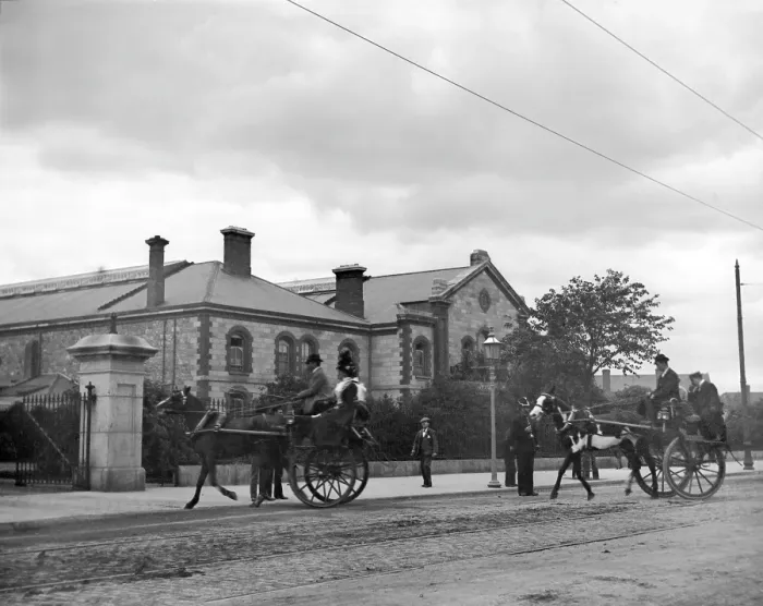 Framed Print : Street scene with horse carriages - possibly Ireland, 1898. Creator: Robert Augustus Henry L'Estrange. Street scene with horse carriages - possibly Ireland, 1898 Framed Print : Street scene with horse carriages - possibly Ireland, 1898. Creator: Robert Augustus Henry L'Estrange. Street scene with horse carriages - possibly Ireland, 1898