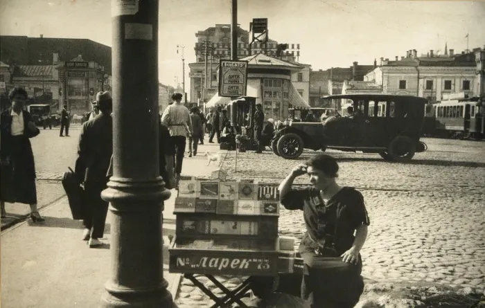 Framed Print : Street scene, Moscow, USSR, mid 1920s Framed Print : Street scene, Moscow, USSR, mid 1920s
