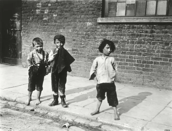 Framed Print : Street urchins in Lambeth, London, 19th century Framed Print : Street urchins in Lambeth, London, 19th century