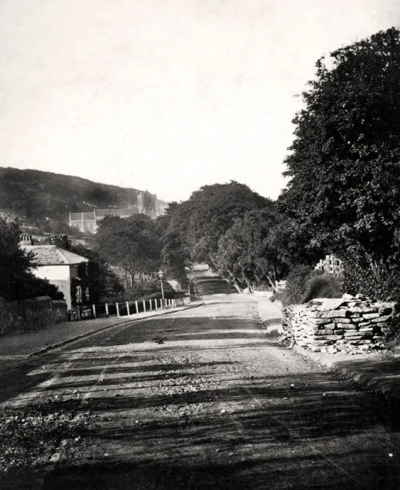Framed Print : Street through a valley in Hastings, Sussex, early 20th century Framed Print : Street through a valley in Hastings, Sussex, early 20th century