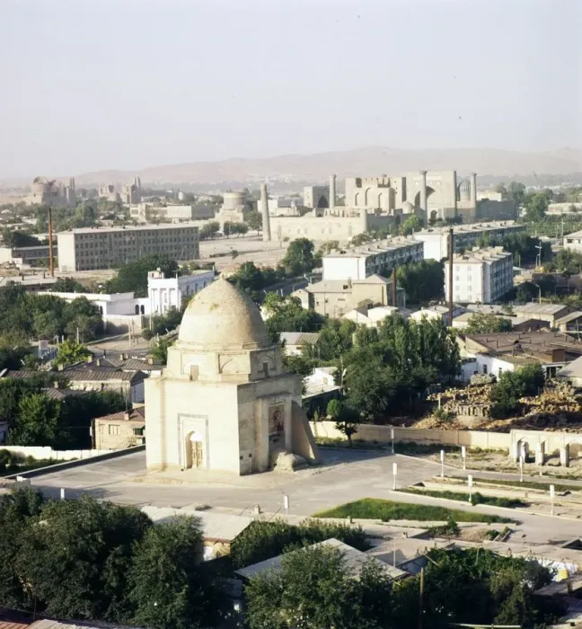 Framed Print : Streets looking towards Registan in mid-distance, Smarkand, Uzbekistan, USSR, c20th century Framed Print : Streets looking towards Registan in mid-distance, Smarkand, Uzbekistan, USSR, c20th century