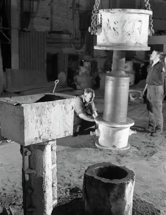 Framed Print : Stripping a steel casting, Wombwell Foundry, South Yorkshire, 1963 Framed Print : Stripping a steel casting, Wombwell Foundry, South Yorkshire, 1963