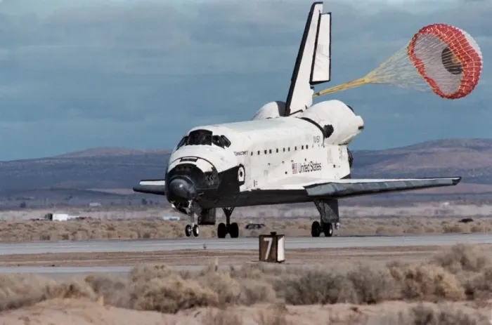 Framed Print : STS-53 lands at Edwards Air Force Base, USA, December 9, 1992. Creator: NASA Framed Print : STS-53 lands at Edwards Air Force Base, USA, December 9, 1992. Creator: NASA