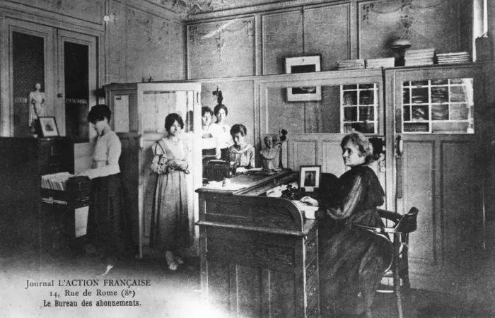 Framed Print : Subscriptions office of the newspaper L Action Francaise, Paris, 1917 Framed Print : Subscriptions office of the newspaper L Action Francaise, Paris, 1917