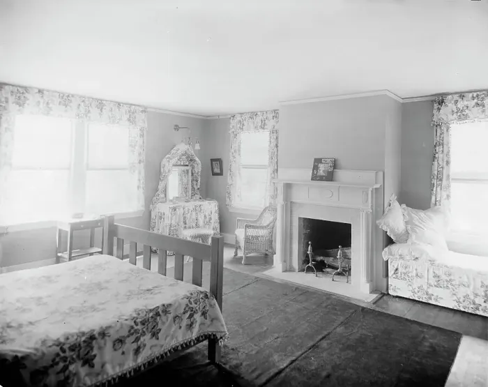 Framed Print : Suburban home of Mrs. Robert Hoe, Jr. sleeping room, Port Washington, New York, c1900-1910. Creator: William H. Jackson