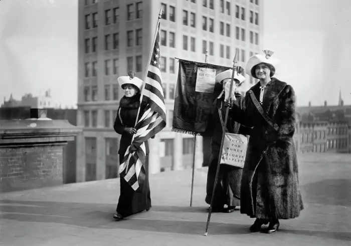 Framed Print : Suffragettes with flag, between c1910 and c1915. Creator: Bain News Service Framed Print : Suffragettes with flag, between c1910 and c1915. Creator: Bain News Service