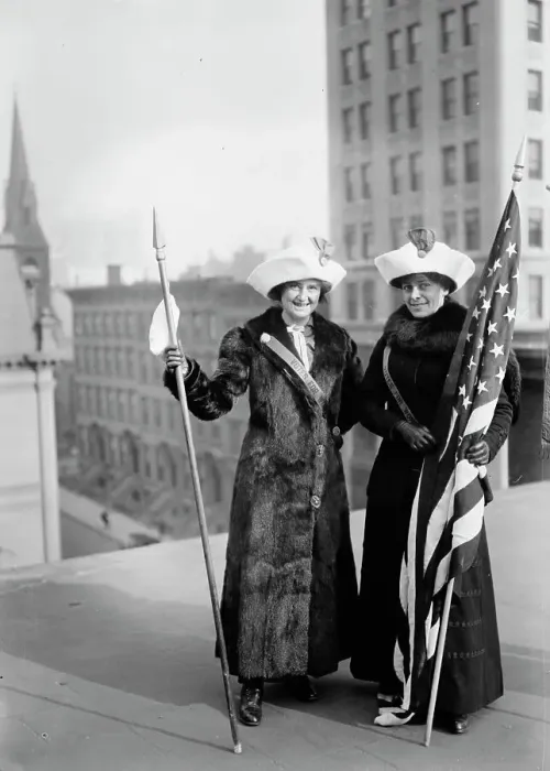 Framed Print : Suffragettes with flag, between c1910 and c1915. Creator: Bain News Service Framed Print : Suffragettes with flag, between c1910 and c1915. Creator: Bain News Service