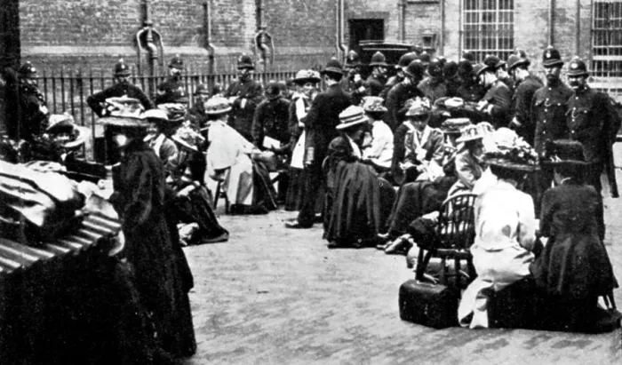 Framed Print : Suffragettes in the Police Yard at Bow Street, 30 June 1909. Creator: Unknown Framed Print : Suffragettes in the Police Yard at Bow Street, 30 June 1909. Creator: Unknown