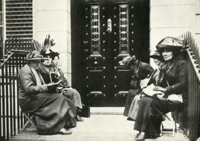 Framed Print : Suffragettes waiting on the doorstep of Sir Edward Carsons London home, 6 April 1914, (1947) Framed Print : Suffragettes waiting on the doorstep of Sir Edward Carsons London home, 6 April 1914, (1947)