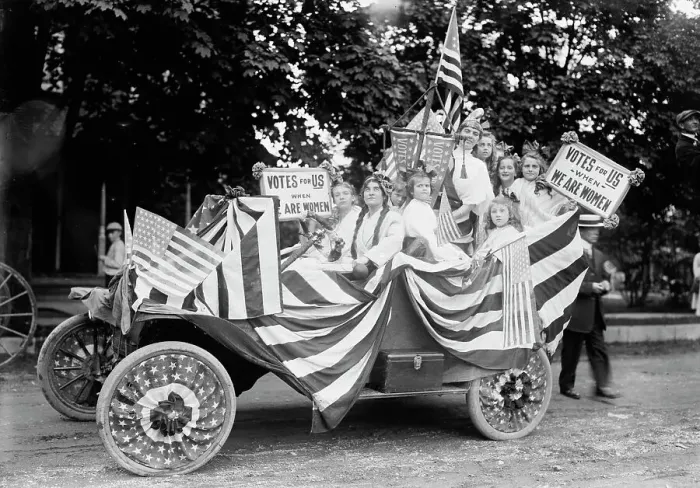 Framed Print : Suffragists in parade, between c1910 and c1915. Creator: Bain News Service Framed Print : Suffragists in parade, between c1910 and c1915. Creator: Bain News Service