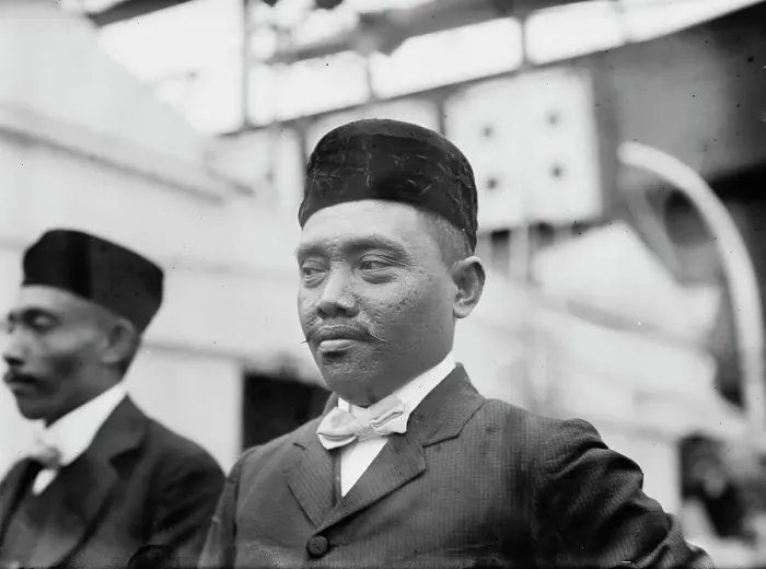 Framed Print : Sultan of Sulu with others, 1910. Creator: Bain News Service Framed Print : Sultan of Sulu with others, 1910. Creator: Bain News Service