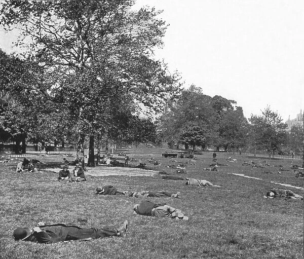 A summer afternoon scene in St Jamess Park, London, c1900 (1901)