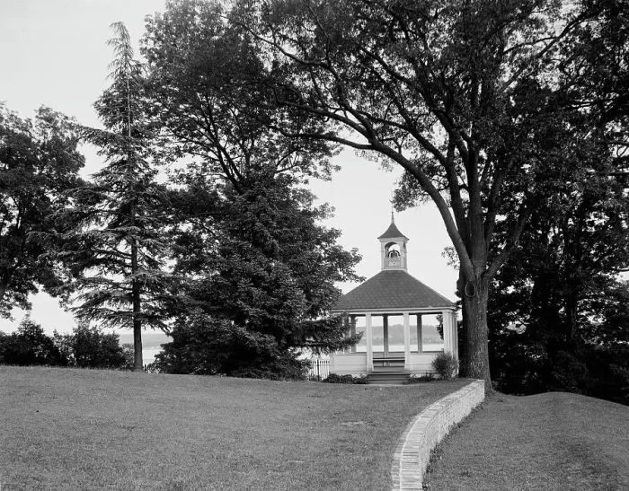 Framed Print : Summer house at Mt. Vernon, c.between 1910 and 1920. Creator: Unknown Framed Print : Summer house at Mt. Vernon, c.between 1910 and 1920. Creator: Unknown