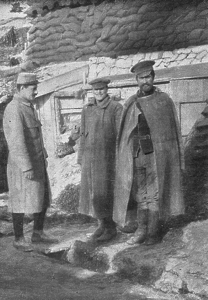 Sur le Front; Soldats russes, prisonniers des Allemands depuis juillet 1915, qui... 1915. Creator: Unknown