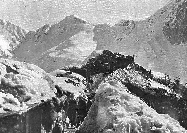 Sur le front Italien; En haute montagne: une tranchee et un poste avance a... 1916 (1924) Creator: Unknown