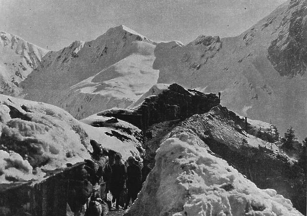 Sur le front Italien; La guerre en haute montagne : tranchee et poste avance a... 1916. Creator: Unknown