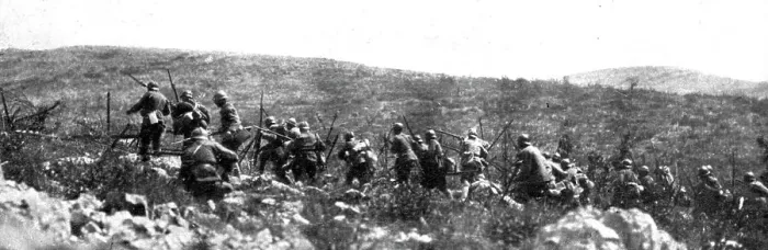 Framed Print : Sur le Front Italien; L'offensive du Carso: infanterie italienne s'elancant a l'assaut... 1917. Creator: Unknown Framed Print : Sur le Front Italien; L'offensive du Carso: infanterie italienne s'elancant a l'assaut... 1917. Creator: Unknown