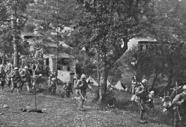'Sur le front Italien; Soldats italiens en marche vers les lignes avancees du Val d'Astico, 1916. Creator: Unknown