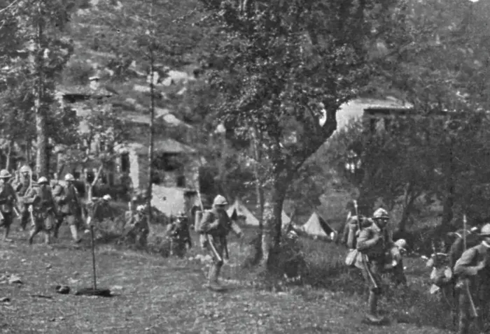 Framed Print : Sur le front Italien; Soldats italiens en marche vers les lignes avancees du Val d'Astico, 1916. Creator: Unknown Framed Print : Sur le front Italien; Soldats italiens en marche vers les lignes avancees du Val d'Astico, 1916. Creator: Unknown