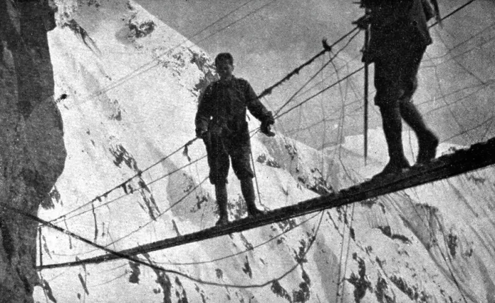 Framed Print : Sur le front Italien; une passerelle a 3, 000 metres d'altitude, 1918. Creator: Unknown Framed Print : Sur le front Italien; une passerelle a 3, 000 metres d'altitude, 1918. Creator: Unknown
