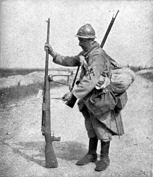 Sur le Marne; le fusil allemand contre char d'assaut, examine par un de nos sapeurs, 1918. Creator: Unknown