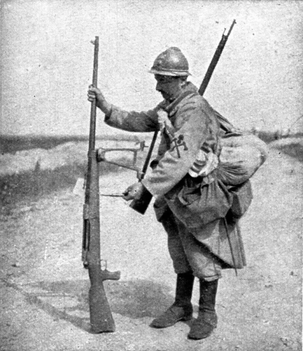 Framed Print : Sur le Marne; le fusil allemand contre char d'assaut, examine par un de nos sapeurs, 1918. Creator: Unknown Framed Print : Sur le Marne; le fusil allemand contre char d'assaut, examine par un de nos sapeurs, 1918. Creator: Unknown