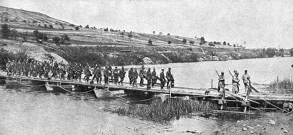 Sur le Marne; prisonniers allemands ramenes sur la rive Sud de la Marne, le 22 juillet... 1918. Creator: Unknown
