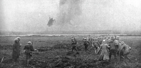 Sur le front occidental: la prise de la Crete de Vimy; Prisonniers allemands traversant... 1917. Creator: Unknown