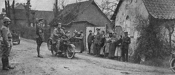 Sur le front occupe en France par de Nouvelles forces Britanniques; motorcyclistes... 1916. Creator: Unknown