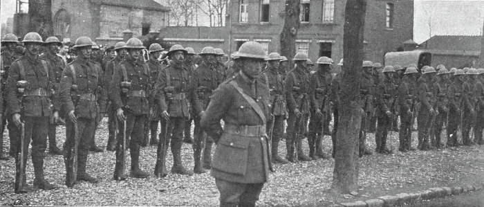 Framed Print : Sur le front occupe en France par de Nouvelles forces Britanniques; Le nouveau casque... 1916. Creator: Unknown Framed Print : Sur le front occupe en France par de Nouvelles forces Britanniques; Le nouveau casque... 1916. Creator: Unknown