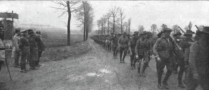 Framed Print : Sur le front occupe en France par de Nouvelles forces Britanniques; passage de troupes... 1916. Creator: Unknown Framed Print : Sur le front occupe en France par de Nouvelles forces Britanniques; passage de troupes... 1916. Creator: Unknown