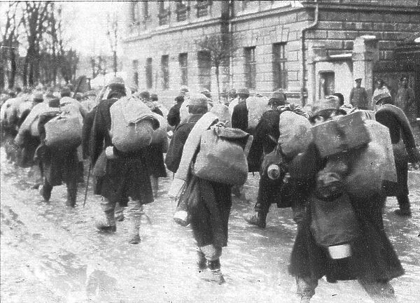 Sur le front oriental; Les soldats de la garnison autrichienne evacuant la ville, 1915. Creator: Unknown