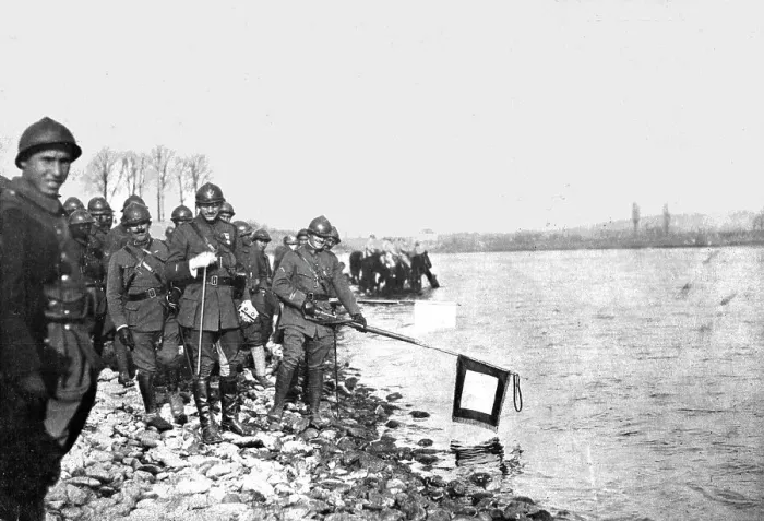 Framed Print : Sur le Rhin; A Huningue le 21 novembre 1918, la deuxieme division marocaine baigne... 1918. Creator: Unknown Framed Print : Sur le Rhin; A Huningue le 21 novembre 1918, la deuxieme division marocaine baigne... 1918. Creator: Unknown