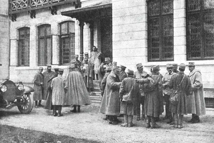 Framed Print : Sur le front Roumain; devant le quartier general : officiers interrogeant des prisonniers... 1916. Creator: Unknown Framed Print : Sur le front Roumain; devant le quartier general : officiers interrogeant des prisonniers... 1916. Creator: Unknown