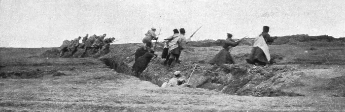Framed Print : Sur le front Russe; Infanterie russe s'elancant a l'attaque, 1914. Creator: Unknown Framed Print : Sur le front Russe; Infanterie russe s'elancant a l'attaque, 1914. Creator: Unknown