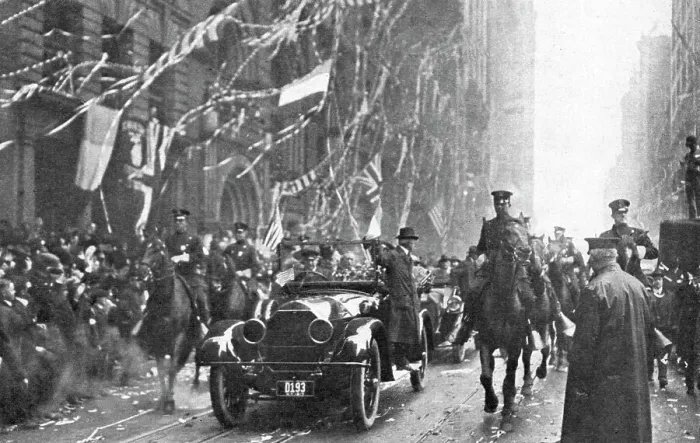 Framed Print : Sur le Sol Americain; L'arrivee a New-York, le 9 mai, de M. Viviani et du marechal, dans... 1917. Creator: Unknown Framed Print : Sur le Sol Americain; L'arrivee a New-York, le 9 mai, de M. Viviani et du marechal, dans... 1917. Creator: Unknown
