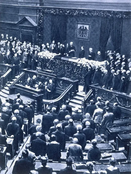 Framed Print : Swearing-in ceremony of President Field Marshal von Hindenburg, Berlin, 12th May, 1925 Framed Print : Swearing-in ceremony of President Field Marshal von Hindenburg, Berlin, 12th May, 1925