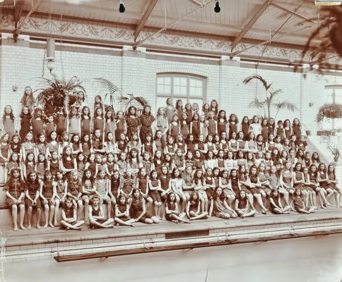 Framed Print : Swimming class, Lavender Hill Girls School, Bermondsey, London, 1906 Framed Print : Swimming class, Lavender Hill Girls School, Bermondsey, London, 1906