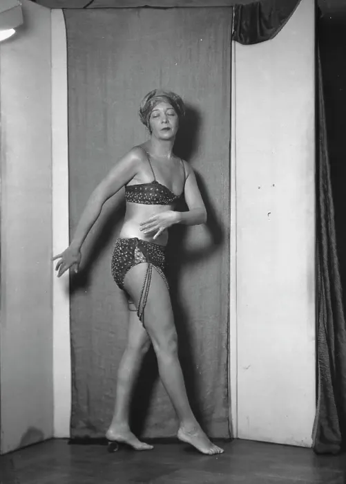 Framed Print : Swiskaya, Countess, between 1917 and 1929. Creator: Arnold Genthe Framed Print : Swiskaya, Countess, between 1917 and 1929. Creator: Arnold Genthe