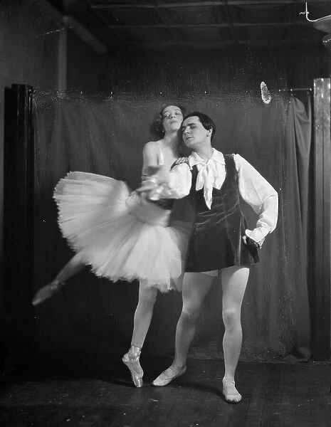 Swiskaya, Countess, and male dance partner, between 1917 and 1929. Creator: Arnold Genthe