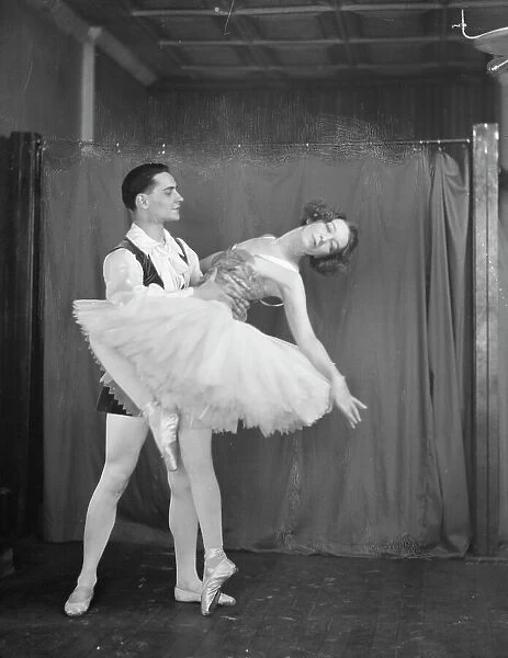 Swiskaya, Countess, and male dance partner, between 1917 and 1929. Creator: Arnold Genthe