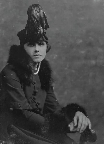 Sykes, Gladys, Miss, portrait photograph, 1916. Creator: Arnold Genthe