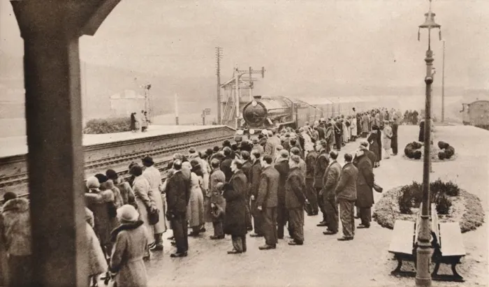 Framed Print : Sympathetic interest in the Royal Funeral Train at Welwyn Station, 1936 Framed Print : Sympathetic interest in the Royal Funeral Train at Welwyn Station, 1936