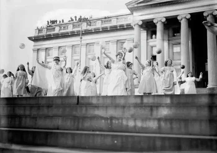 Framed Print : Tableaux, Treasury Wash. D.C. (Suff. Pageant), 1913. Creator: Bain News Service Framed Print : Tableaux, Treasury Wash. D.C. (Suff. Pageant), 1913. Creator: Bain News Service