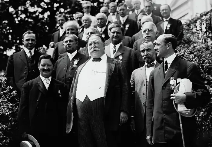 Framed Print : Taft and Notification Comm. at Wh. House, between c1910 and c1915. Creator: Bain News Service Framed Print : Taft and Notification Comm. at Wh. House, between c1910 and c1915. Creator: Bain News Service