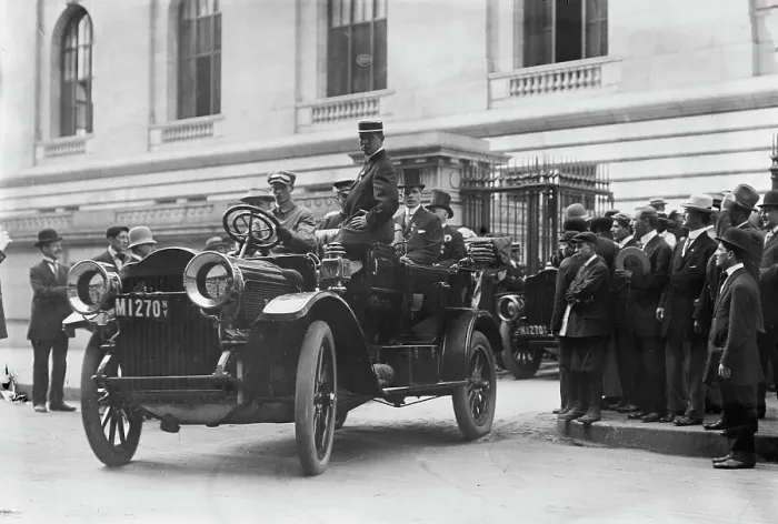 Framed Print : Taft's Auto leaving N.Y. Public Library, between c1910 and c1915. Creator: Bain News Service Framed Print : Taft's Auto leaving N.Y. Public Library, between c1910 and c1915. Creator: Bain News Service