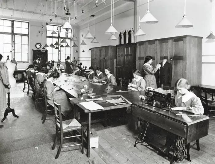 Framed Print : Tailoring class, Barrett Street Trade School for Girls, London, 1915 Framed Print : Tailoring class, Barrett Street Trade School for Girls, London, 1915
