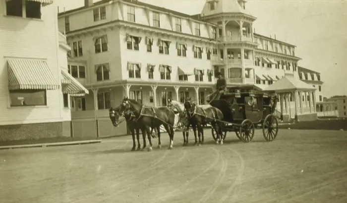 Framed Print : A Talley-Ho coach in front of the Wentworth Hotel, Portsmouth, N.H. 1905. Creator: Unknown Framed Print : A Talley-Ho coach in front of the Wentworth Hotel, Portsmouth, N.H. 1905. Creator: Unknown