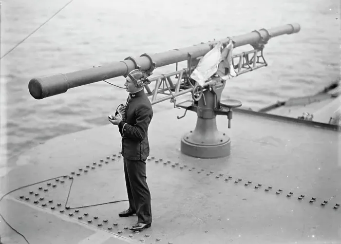 Framed Print : Target Practice - Range Finding Device, 1913. Creator: Unknown Framed Print : Target Practice - Range Finding Device, 1913. Creator: Unknown